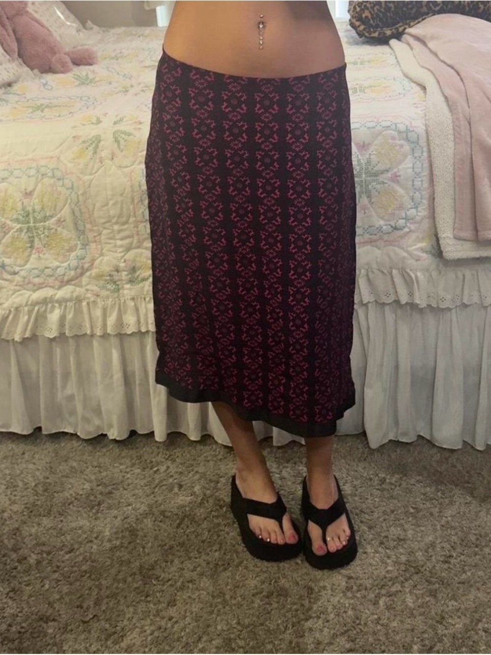 Y2K Women's Black and Pink Patterned Midi Skirt